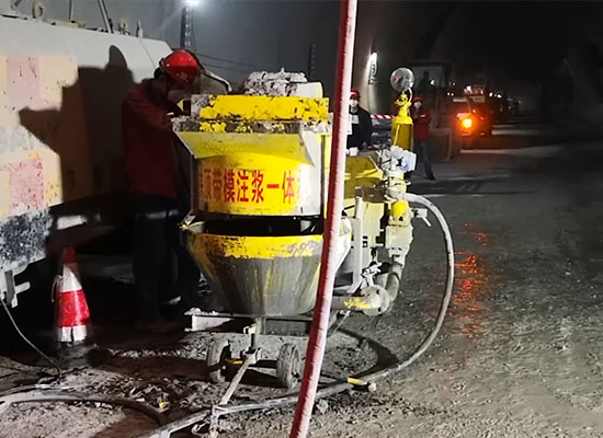 隧道二襯拱頂帶模注漿一體機施工現(xiàn)場