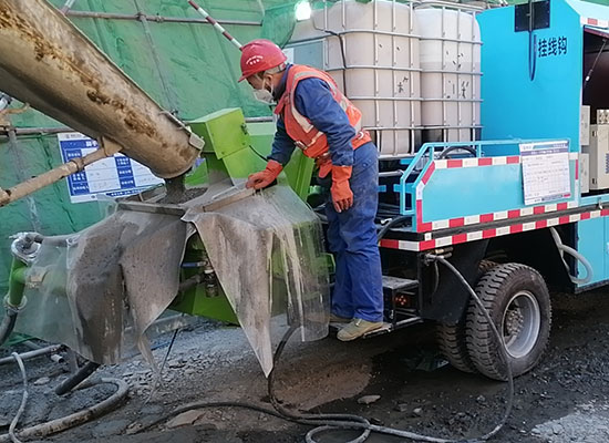 GHP20G車載混凝土濕噴臺車施工現(xiàn)場